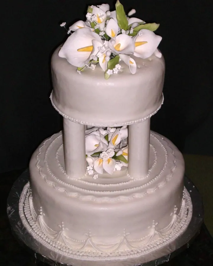 Začasna fotografija: večnadstropna poročna torta