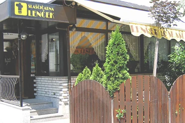 Zunanjost Slaščičarne Lenček z napisom, markizo in leseno ograjo